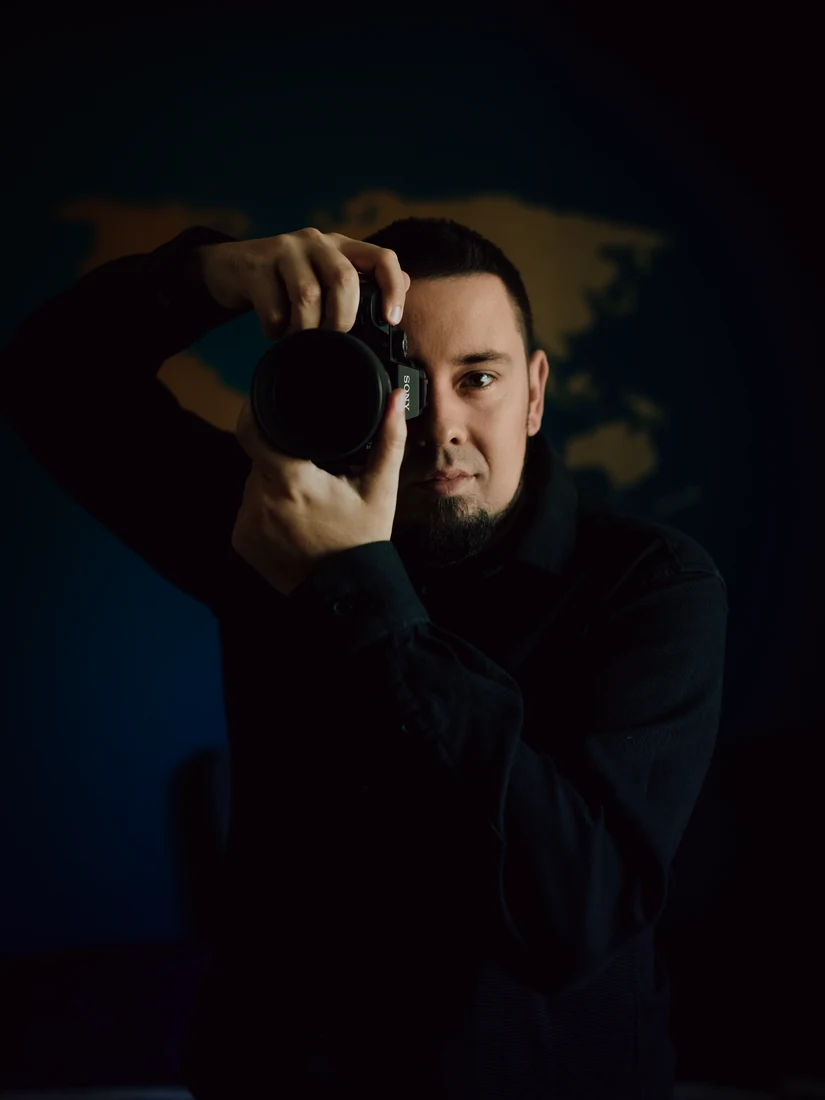 Krzysztof Wojtaś, fotograf ślubny z Krakowa, z aparatem przy oku